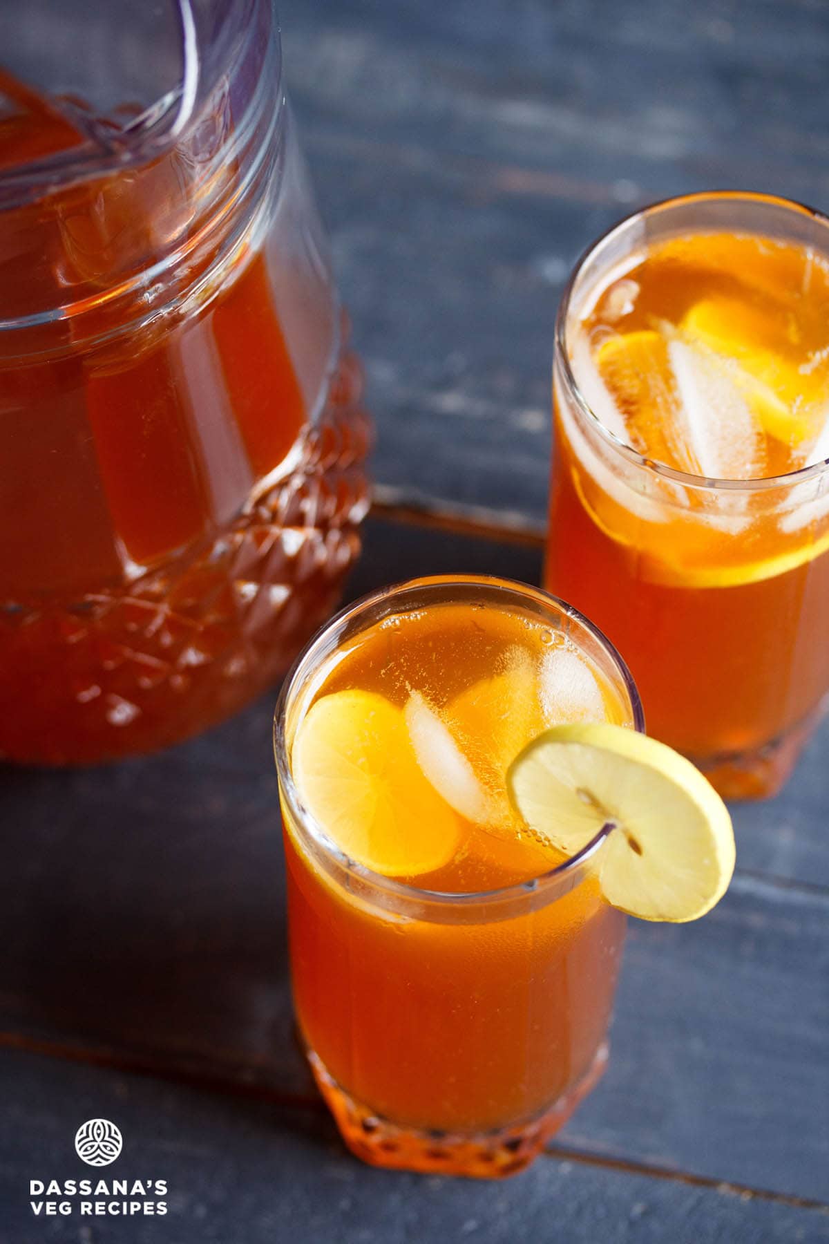 ice tea in glasses with ice cubes and lemon rings.