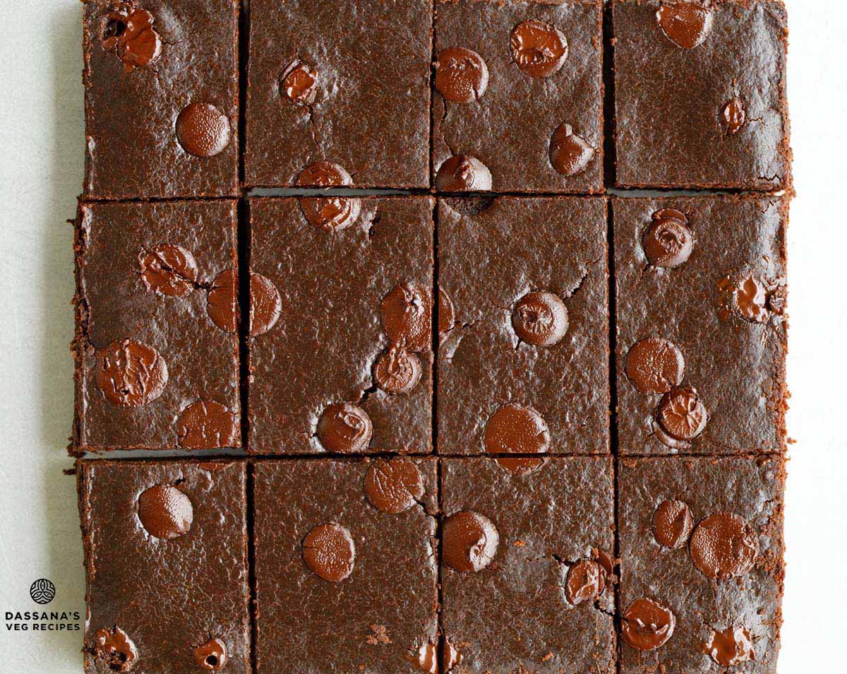 top shot of eggless brownie.