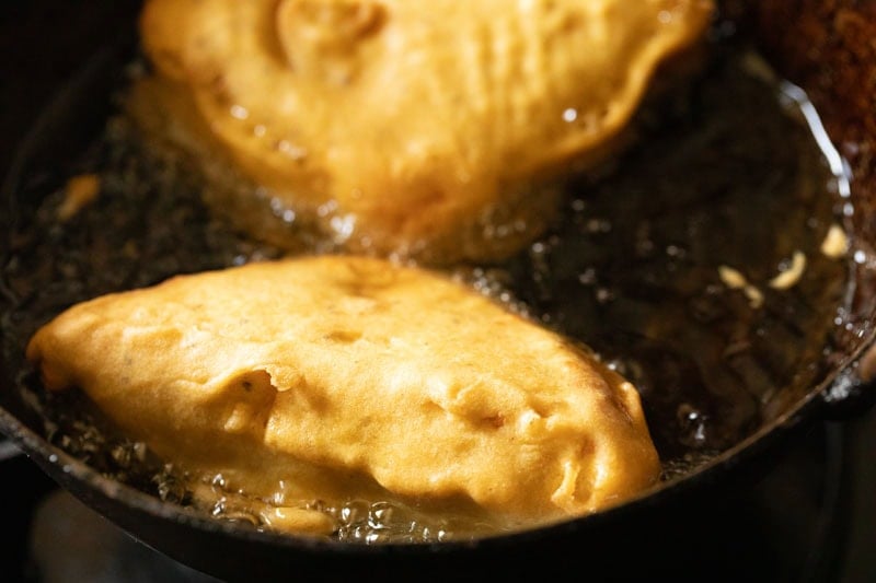 frying bread pakoda.