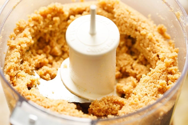 Evenly mixed crushed biscuits and butter in food processor.