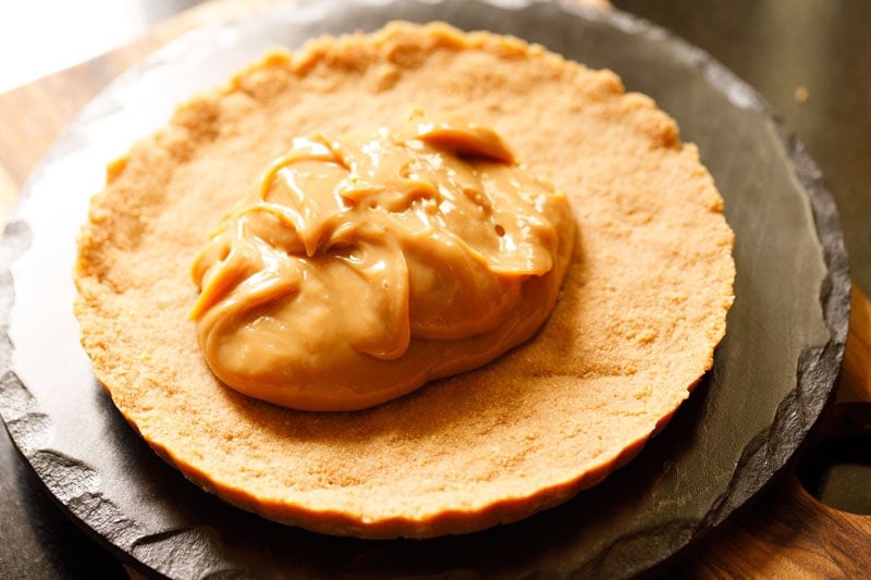 Dulce de leche on top of biscuit crust.