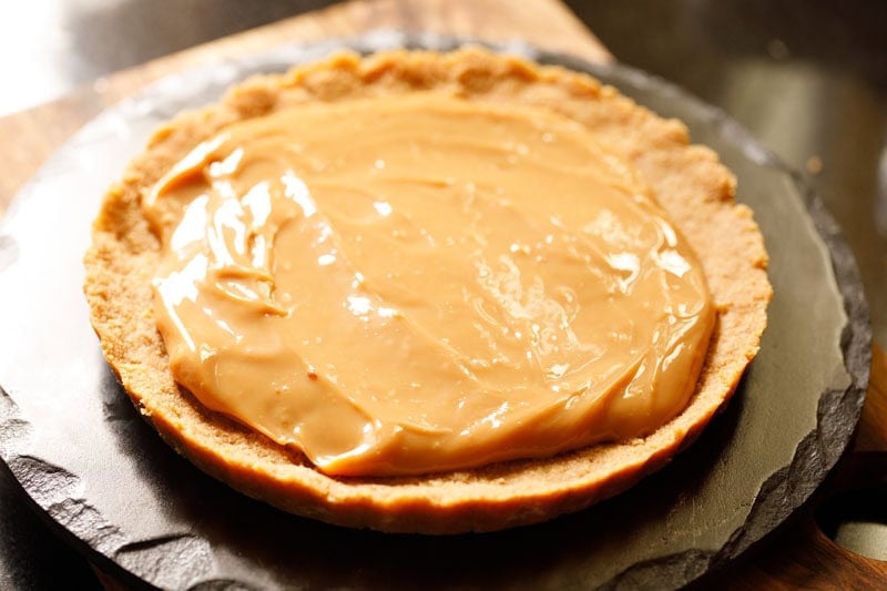 Spread dulce de leche on biscuit crust.
