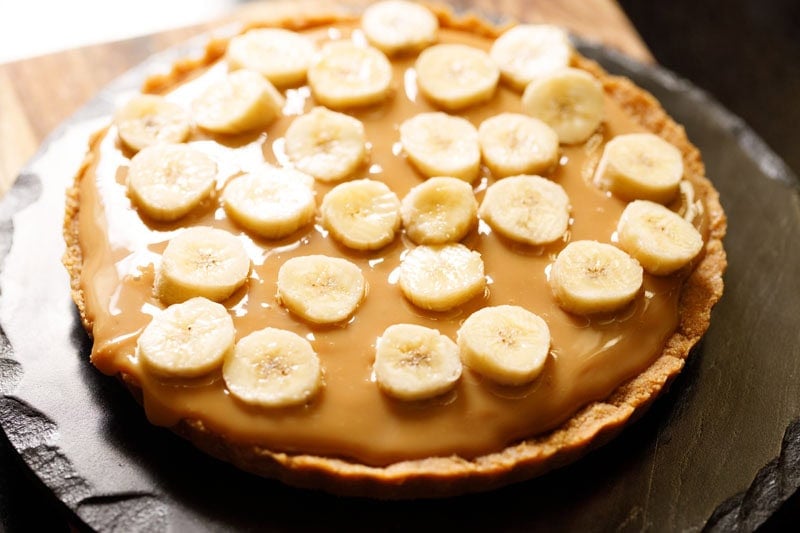 Sliced bananas arranged neatly to make banoffee pie.