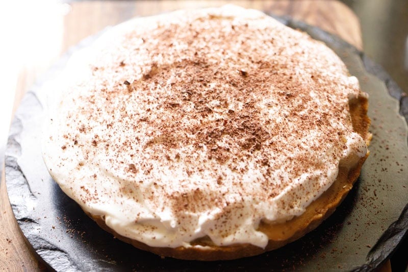 Delicious banoffee pie with finely grated chocolate.