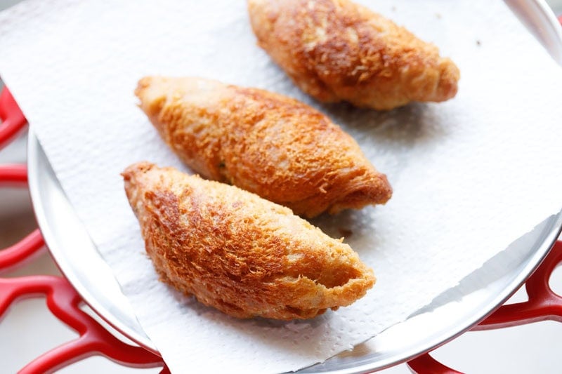 Crispy fried dahi ke sholay on paper towels.