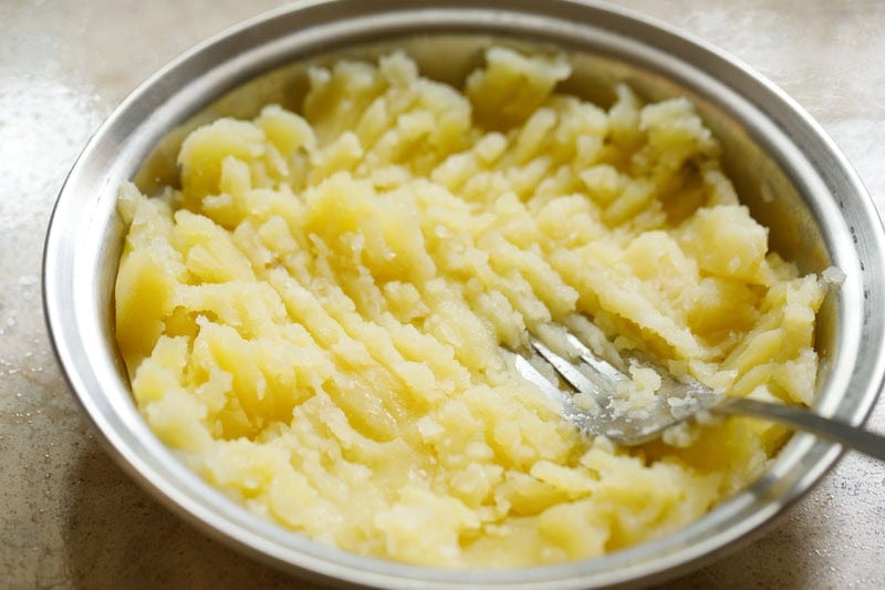 Mashed potatoes in a bowl.