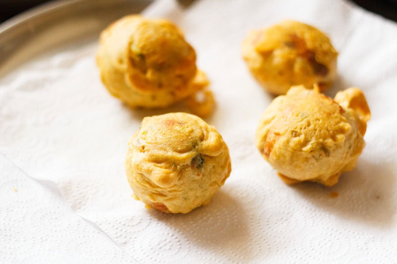 fried vadas placed on kitchen paper towel.
