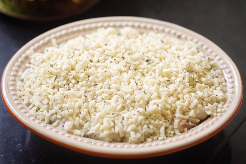 Cheesy vegetable au gratin dish