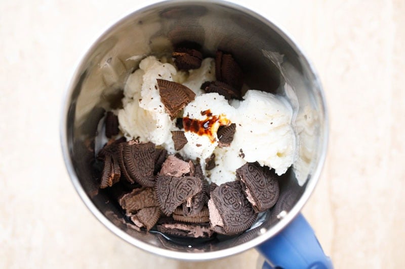 Oreo cookies, vanilla ice cream and vanilla extract in blender.