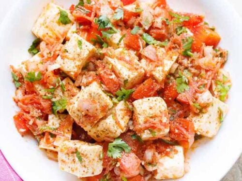 Fresh paneer salad with onions, tomatoes, carrots and herbs.