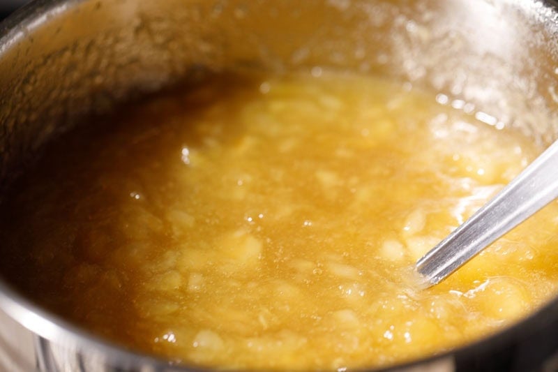 Sugar mixed with apples.