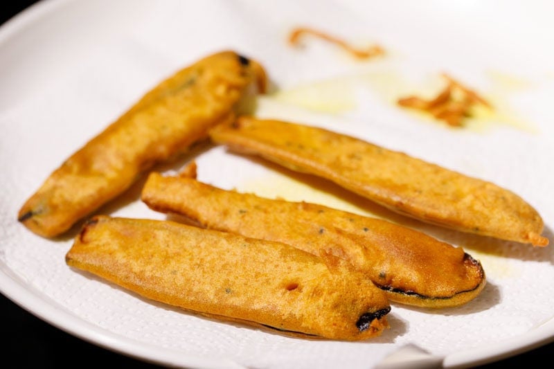Fried beguni on paper towels.