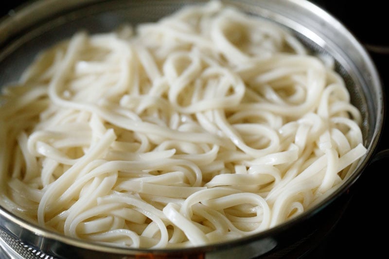 Steamed udon noodles in a strainer.