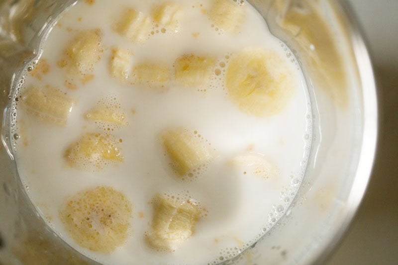 Banana slices in milk, vanilla and cold water mixture.