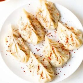 Steamed paneer momos with black pepper and chilli seasonings.