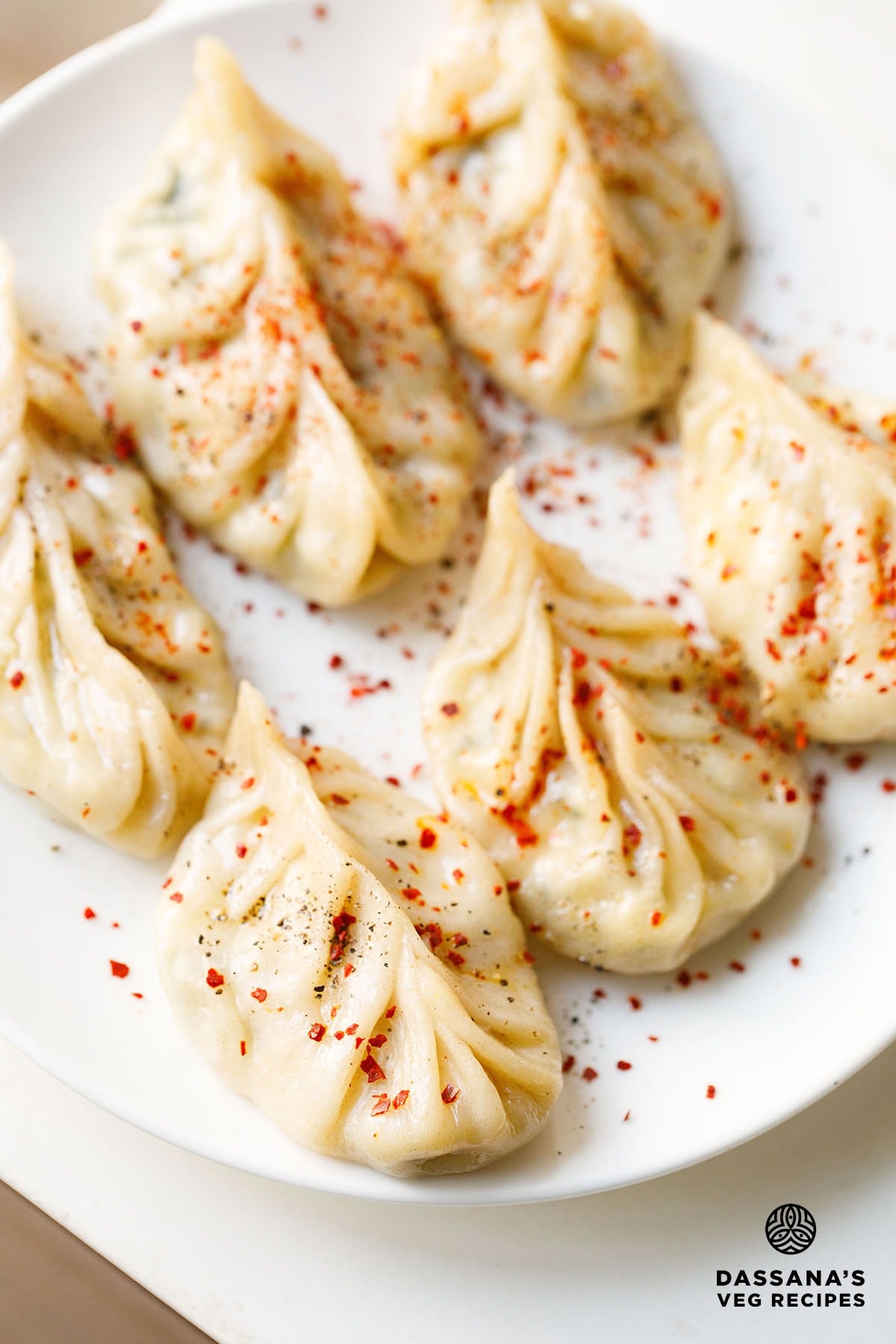 Plate of paneer momos with seasonings.