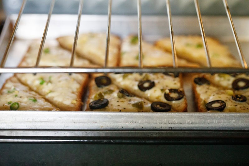 Rezept für Chili-Käse-Toast – Vegetarische Rezepte von Dassana 20 Brot mit Käse im Ofen rösten.