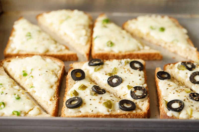 Rezept für Chili-Käse-Toast – Vegetarische Rezepte von Dassana 22 Käsetoast mit Oliven und Pfeffer.