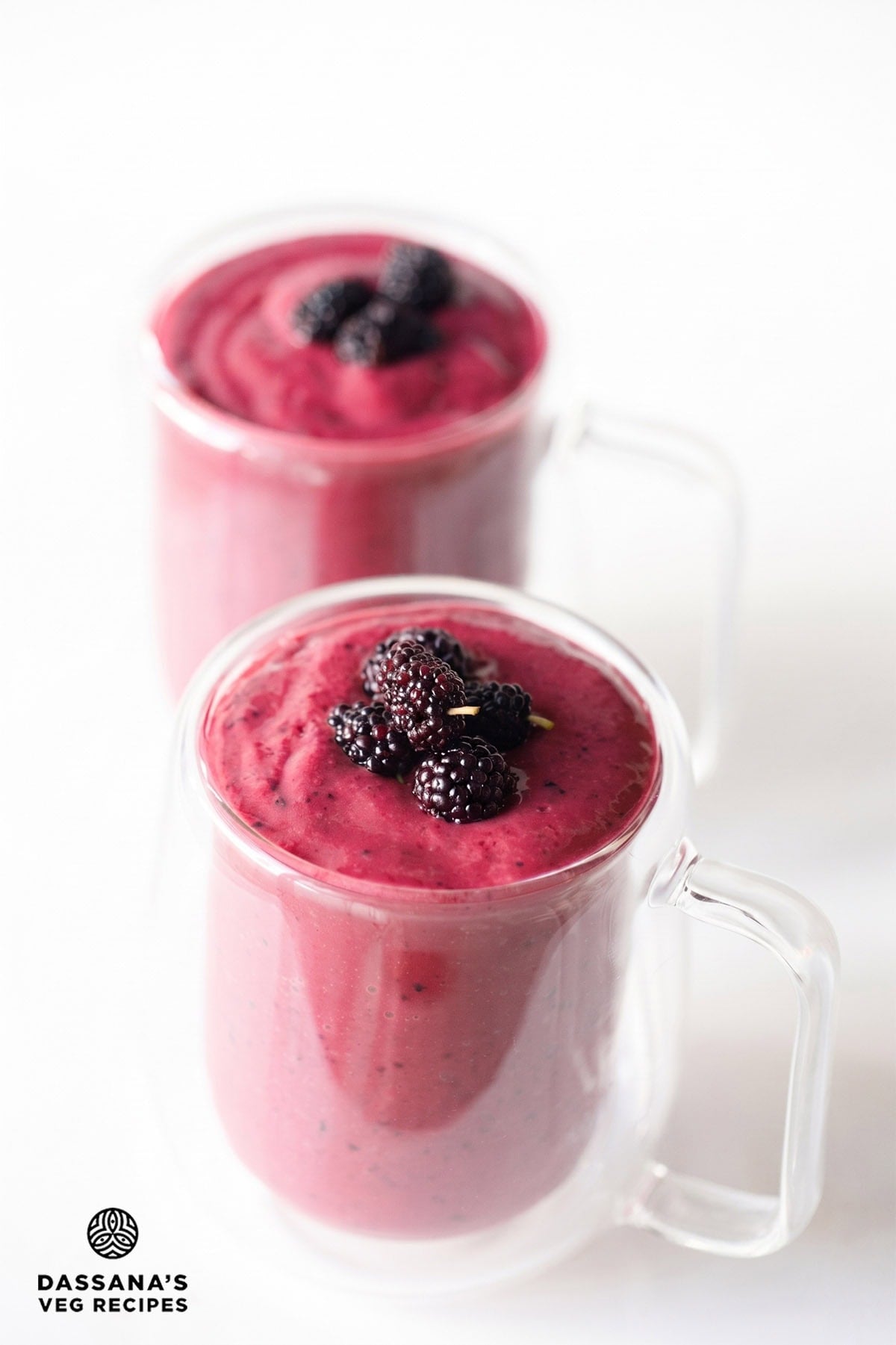 Mixed berry smoothie in two glasses.