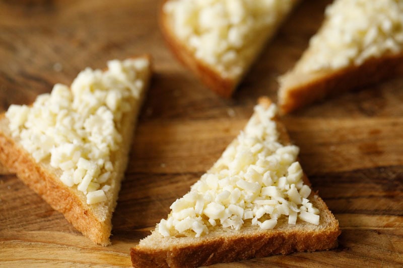 Rezept für Chili-Käse-Toast – Vegetarische Rezepte von Dassana 14 Brotscheiben mit geriebenem Käse belegt.