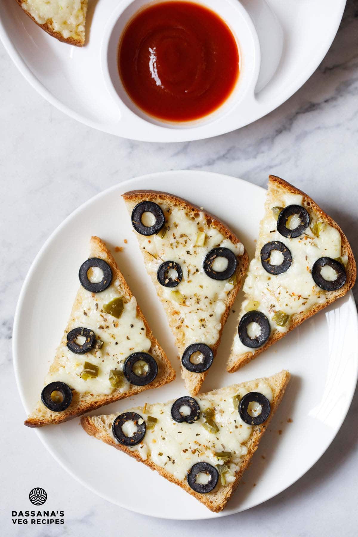 Rezept für Chili-Käse-Toast – Vegetarische Rezepte von Dassana 4 Käsetoast mit Oliven, Jalapeno und Kräutern.