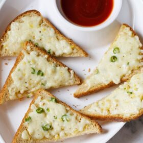 Rezept für Chili-Käse-Toast – Vegetarische Rezepte von Dassana 1 Den Chili-Käse auf einem Teller rösten.