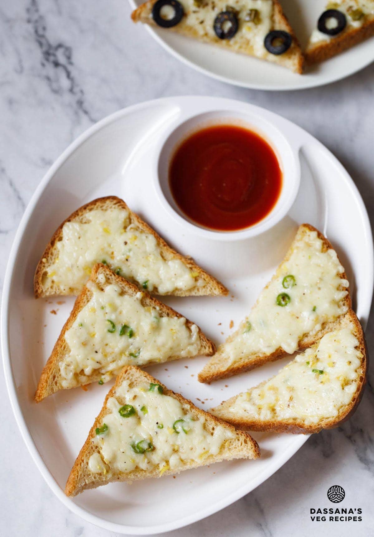 Rezept für Chili-Käse-Toast – Vegetarische Rezepte von Dassana 24 Den Chili-Käse mit Ketchup auf einem Teller rösten.