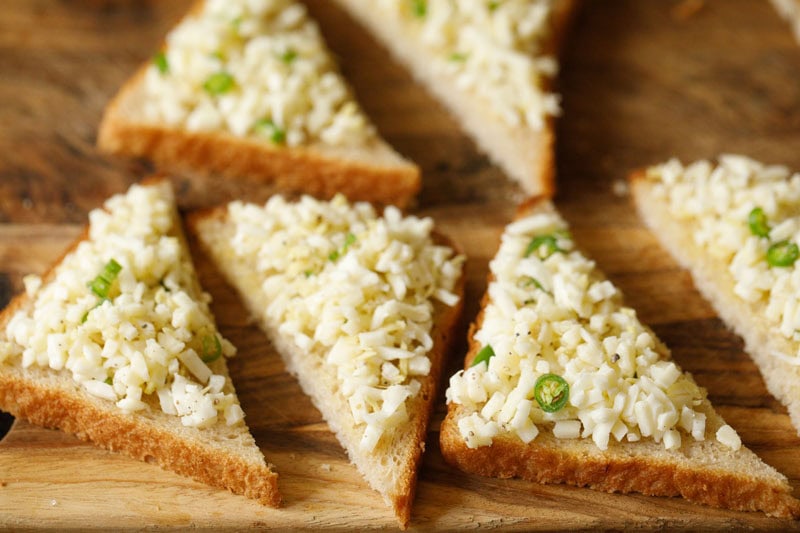 Rezept für Chili-Käse-Toast – Vegetarische Rezepte von Dassana 12 Brotscheiben, bedeckt mit einer würzigen Käsemischung.