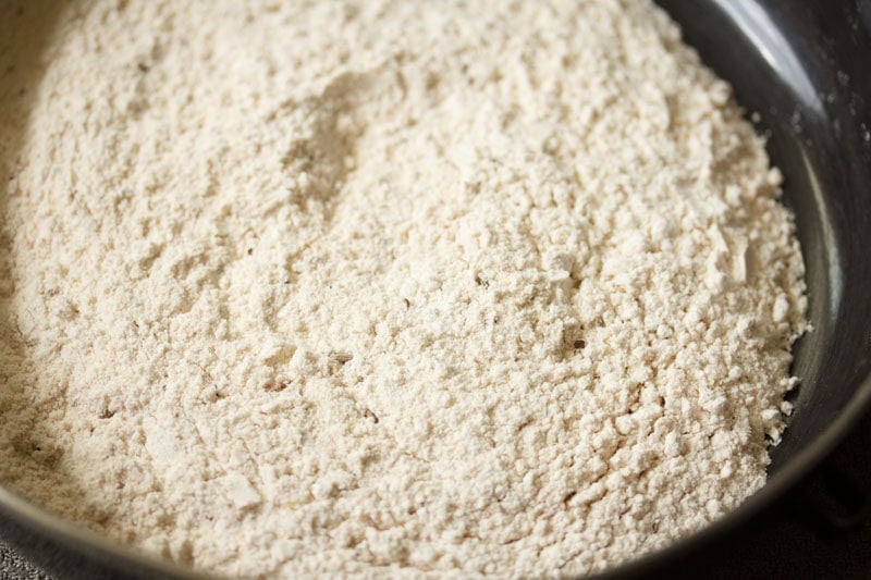 Evenly mixed flour with spices and salt.