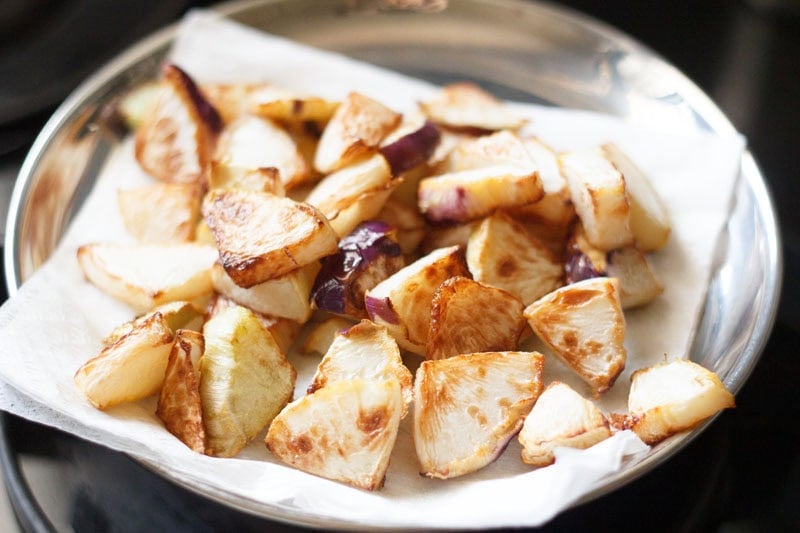 golden crisp fried knol khol on paper towels.