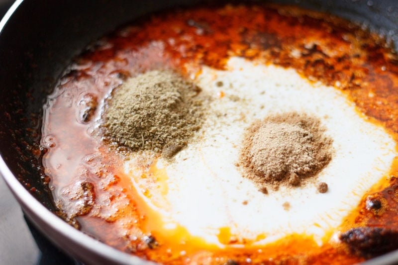 yogurt, fennel powder and dry ginger powder in pan.