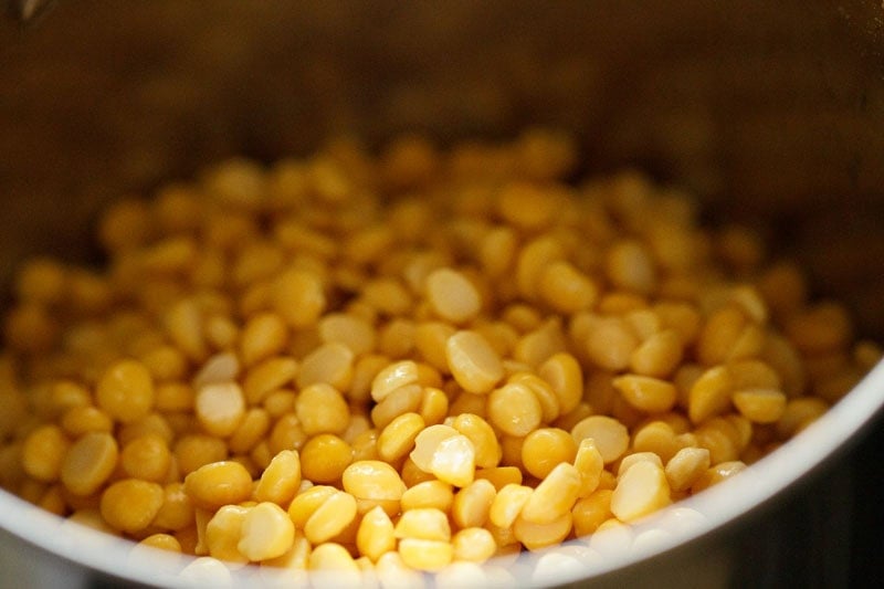 Soaked chana dal in blender.