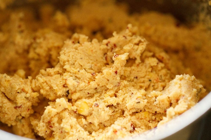 Coarsely ground chana dal in blender.