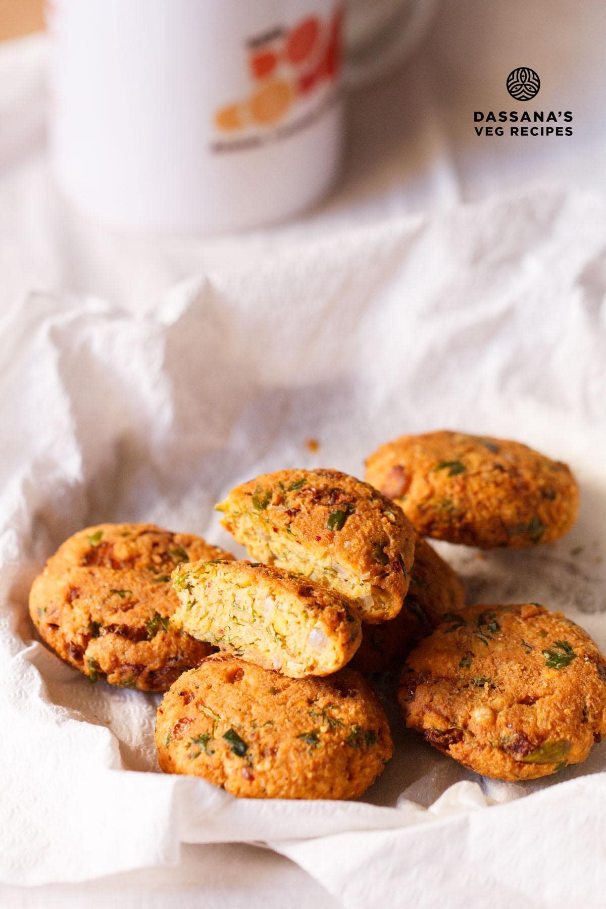 Masala vadai arranged on kitchen paper