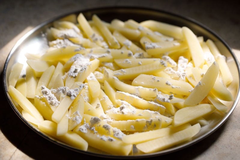 Fries in a plate sprinkled with cornstarch.