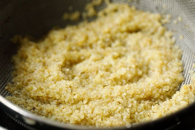 Rinsed bulgur in a mesh strainer.