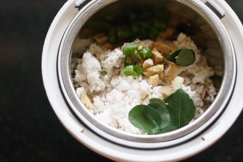 Ingredients for idli and dosa chutney in a grinder.