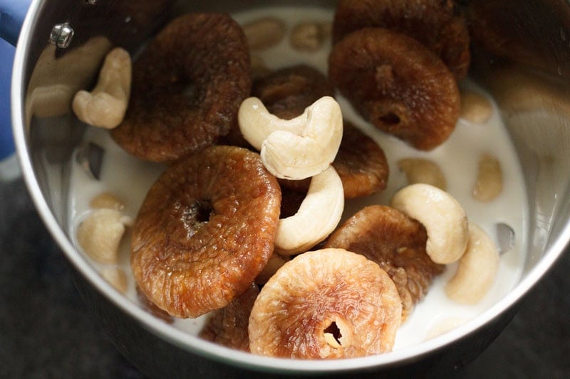 Soaked figs and cashews with milk in blender.
