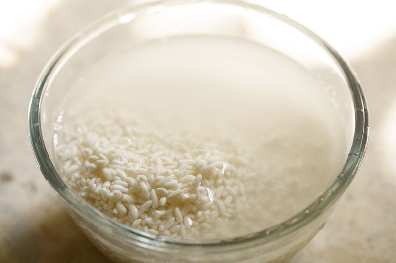Thai sticky rice with water in glass bowl.