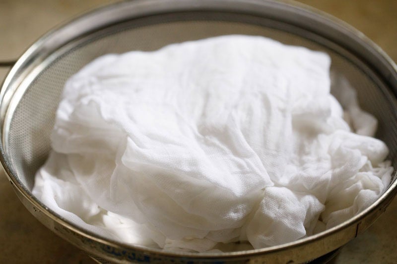 Muslin loosely folded on the steamer.