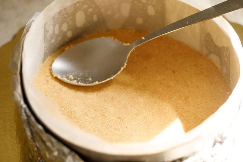 Neat and even cookie layer in springform pan.