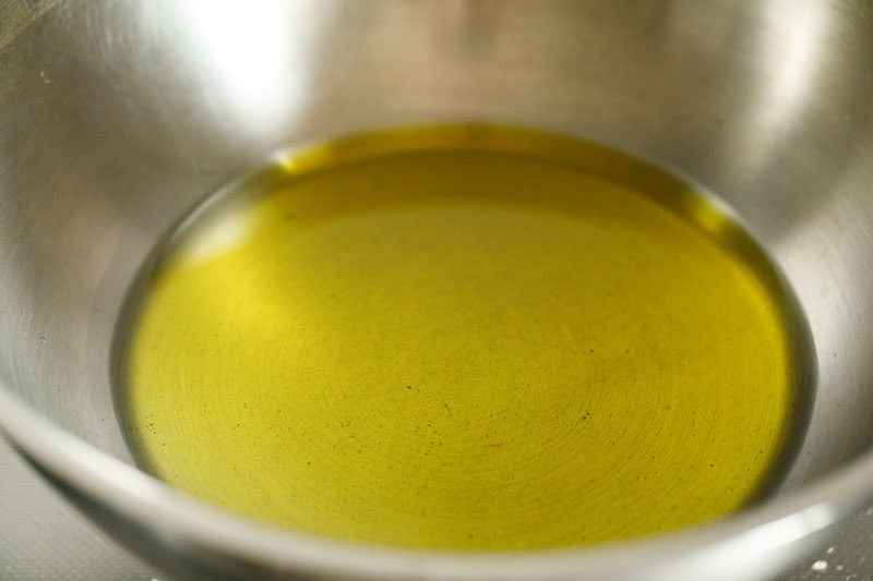 Extra virgin olive oil in a pan.