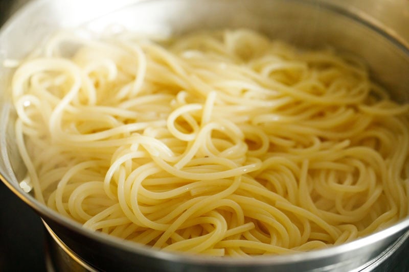 Cooked spaghetti in a strainer.