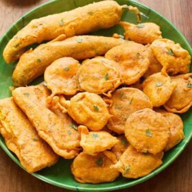 Mix bhajiya on a plate.